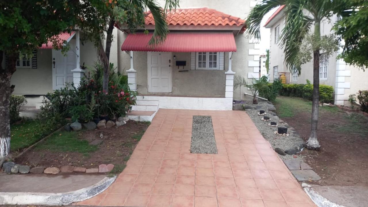 Cozy 2 Bedroom Townhouse In Gated Community, Kgn8 Newly Installed Solar Hot Water System Kingston Eksteriør bilde