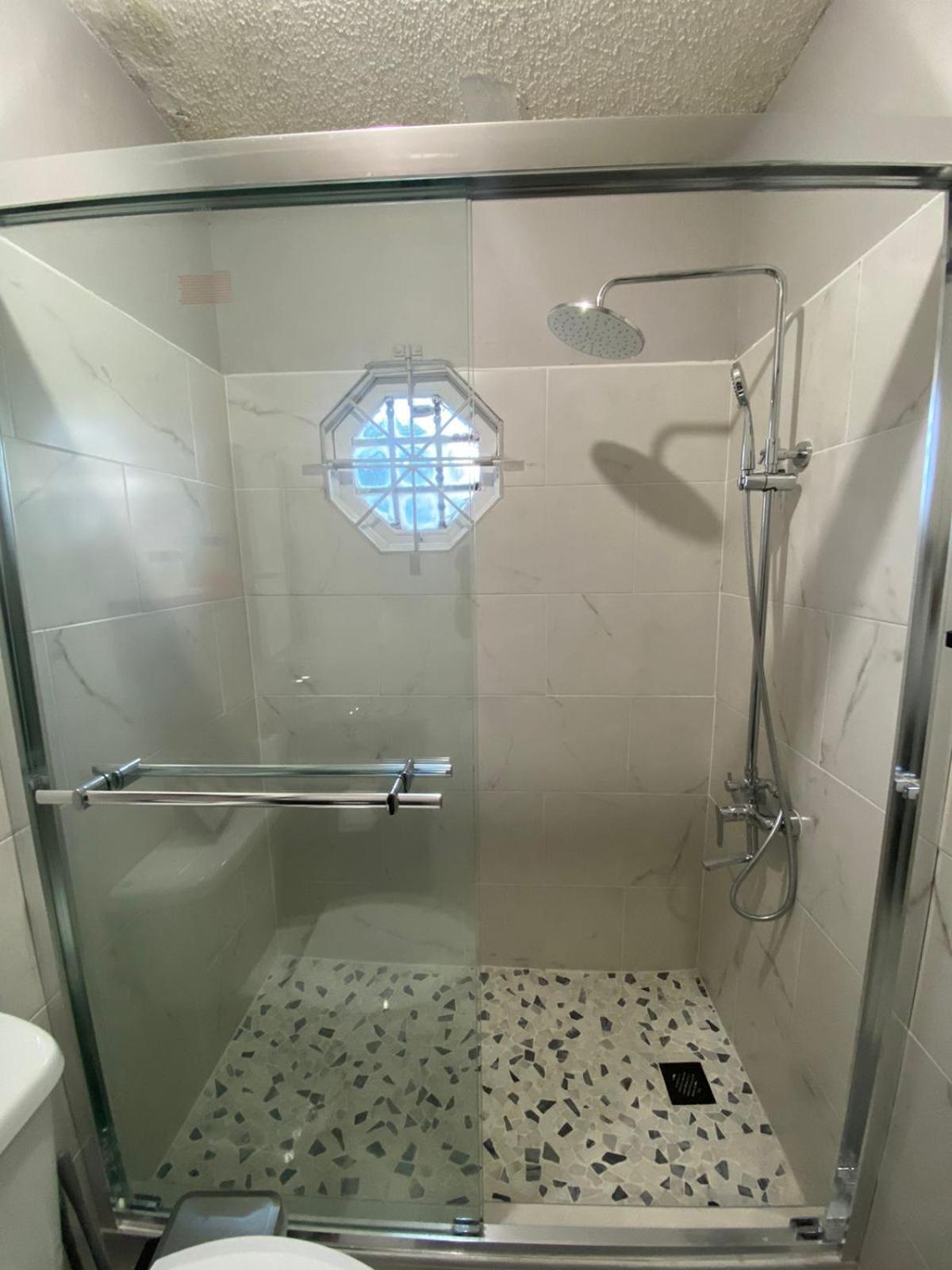 Cozy 2 Bedroom Townhouse In Gated Community, Kgn8 Newly Installed Solar Hot Water System Kingston Eksteriør bilde