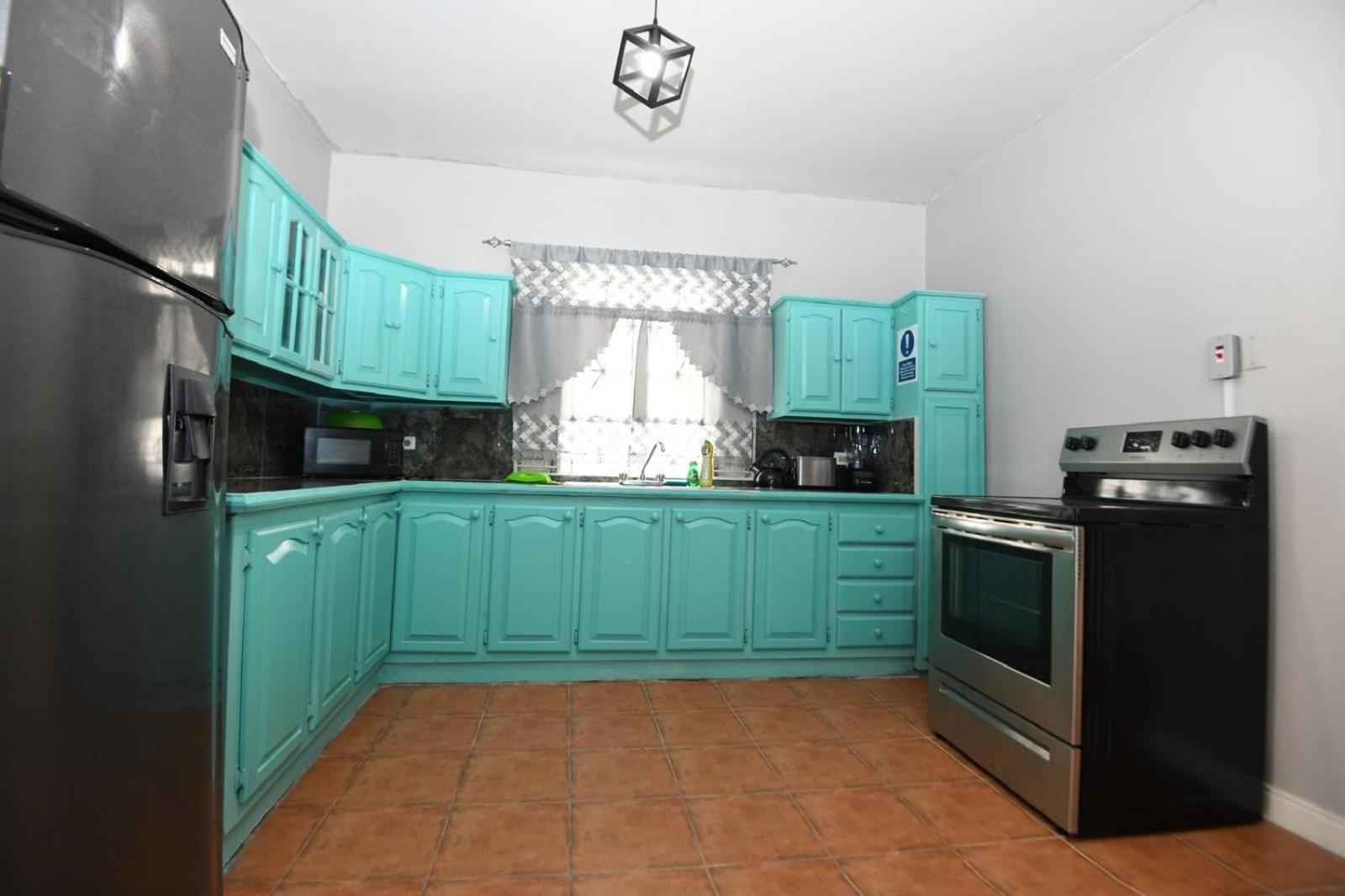Cozy 2 Bedroom Townhouse In Gated Community, Kgn8 Newly Installed Solar Hot Water System Kingston Eksteriør bilde