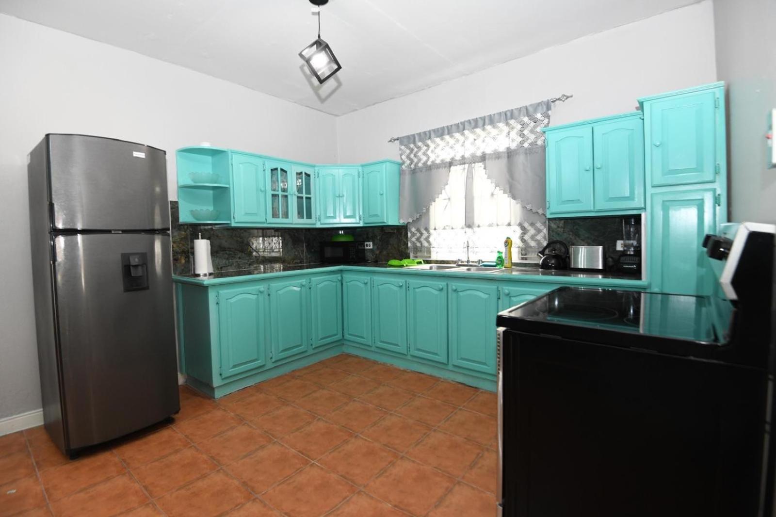 Cozy 2 Bedroom Townhouse In Gated Community, Kgn8 Newly Installed Solar Hot Water System Kingston Eksteriør bilde