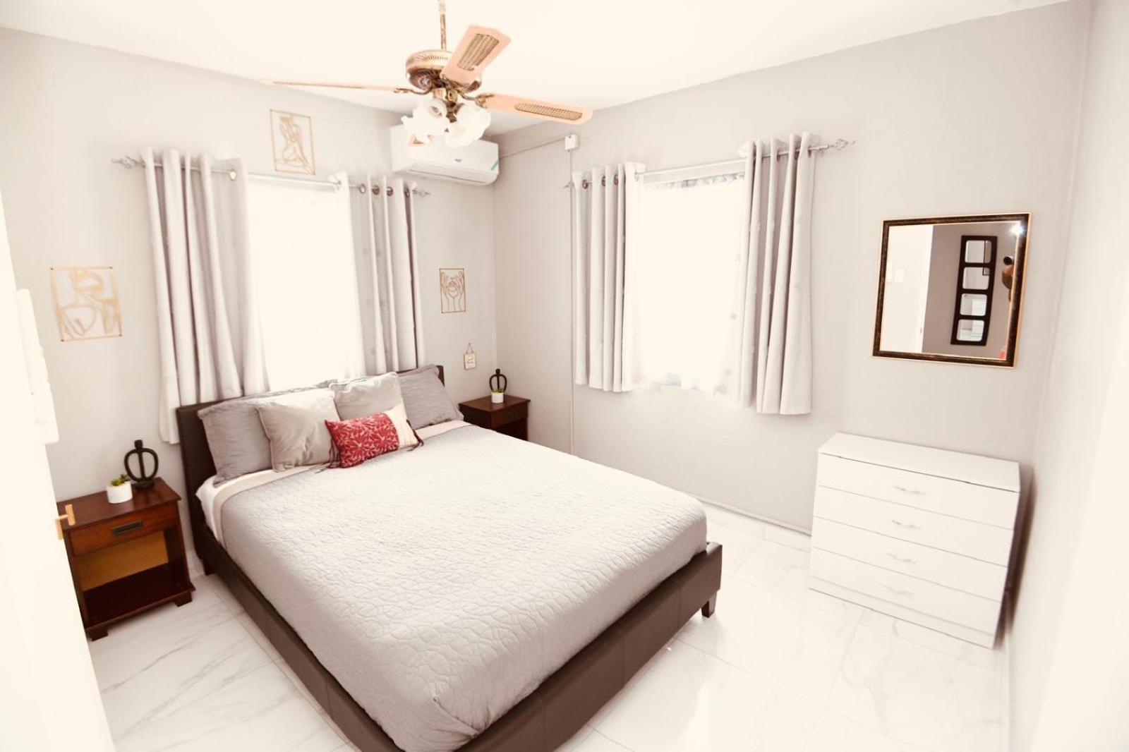 Cozy 2 Bedroom Townhouse In Gated Community, Kgn8 Newly Installed Solar Hot Water System Kingston Eksteriør bilde